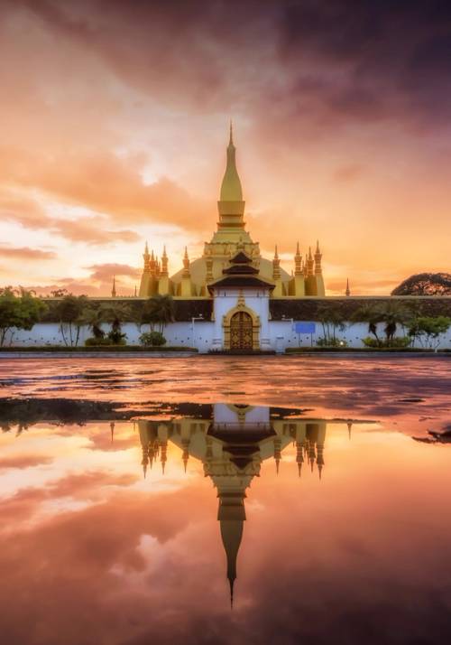 tempio in laos al tramonto