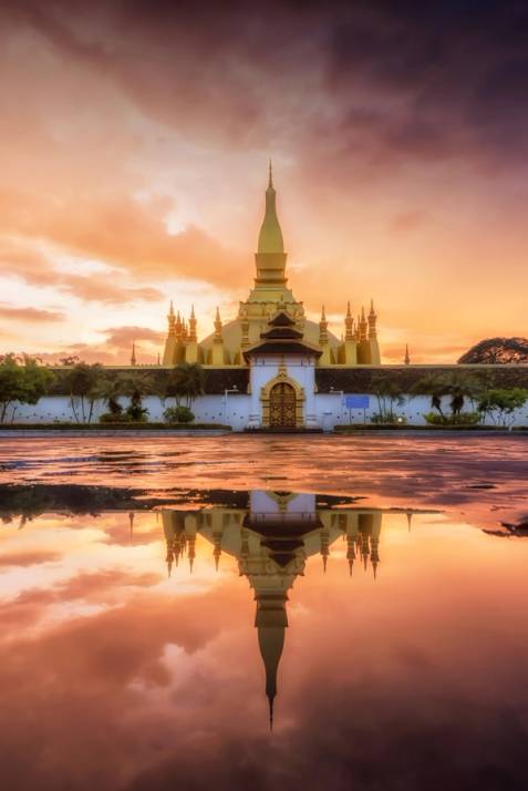 tempio in laos al tramonto