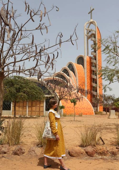 turista donna davanti ad architettura in senegal