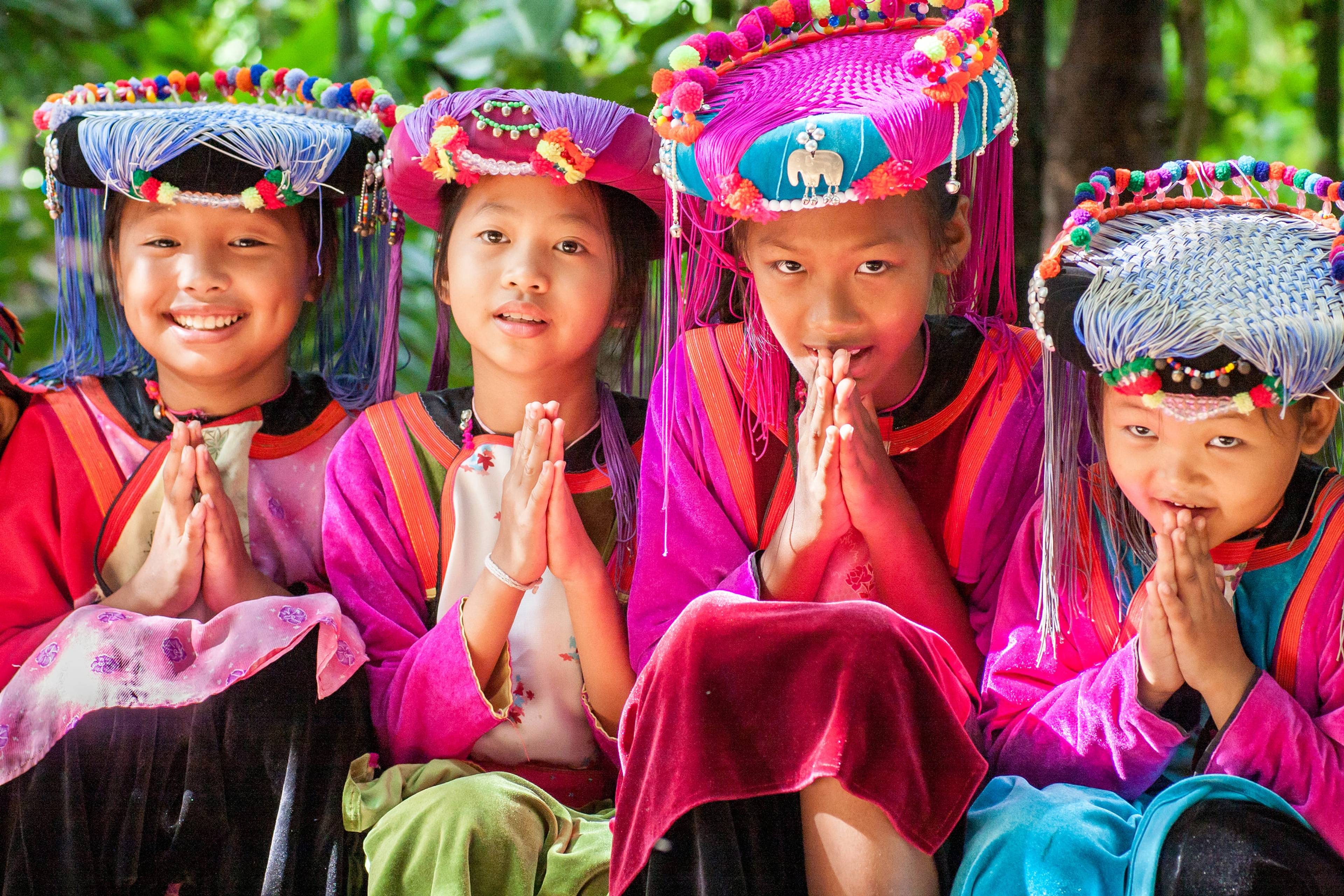 bambine praticano il tipico saluto wai in thailandia