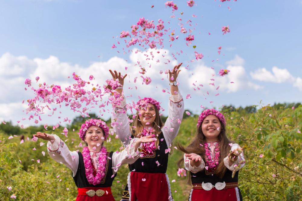 donne nella valle delle rose in bulgaria