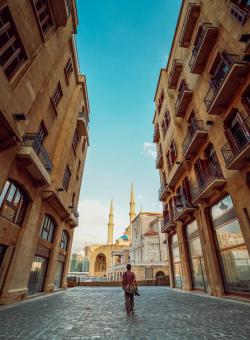 donna cammina in una citta in libano