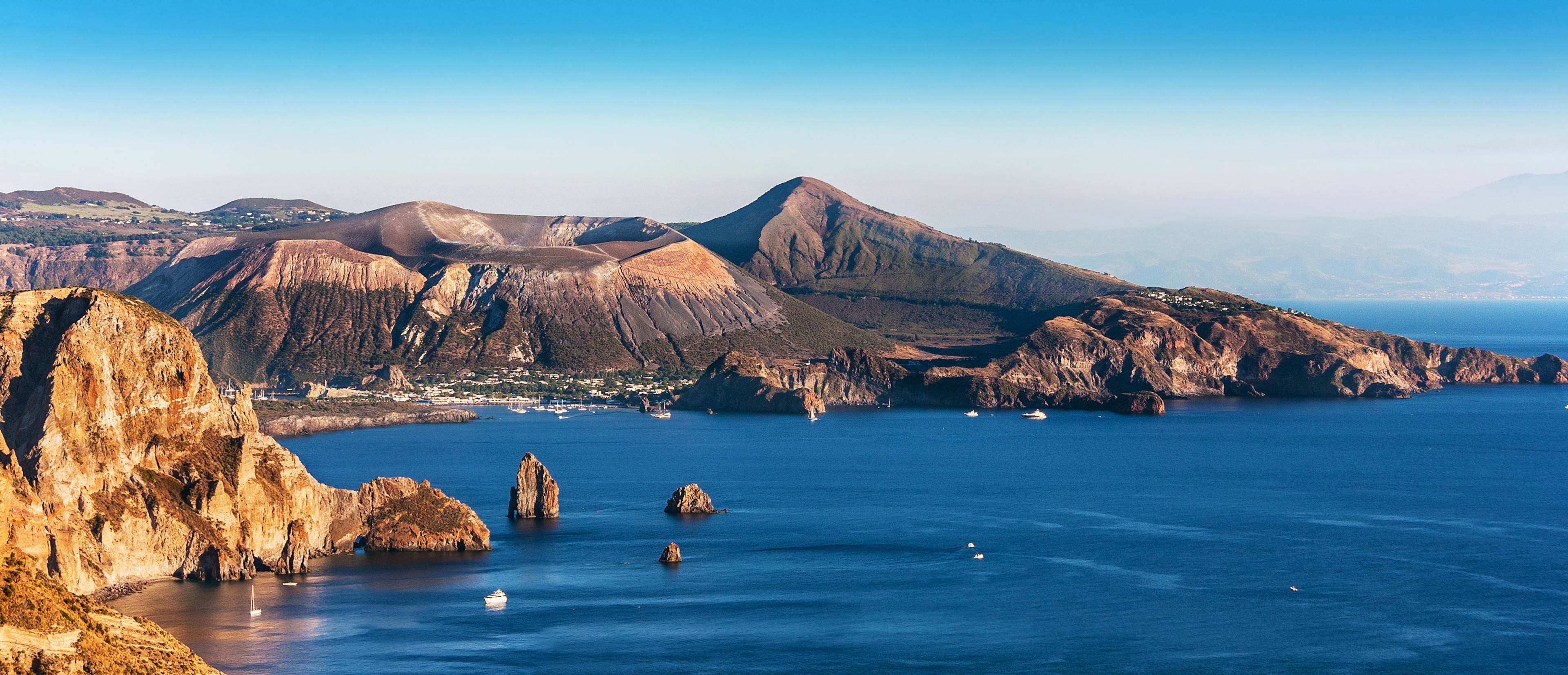 vista panoramica sul mare delle isole eolie in sicilia