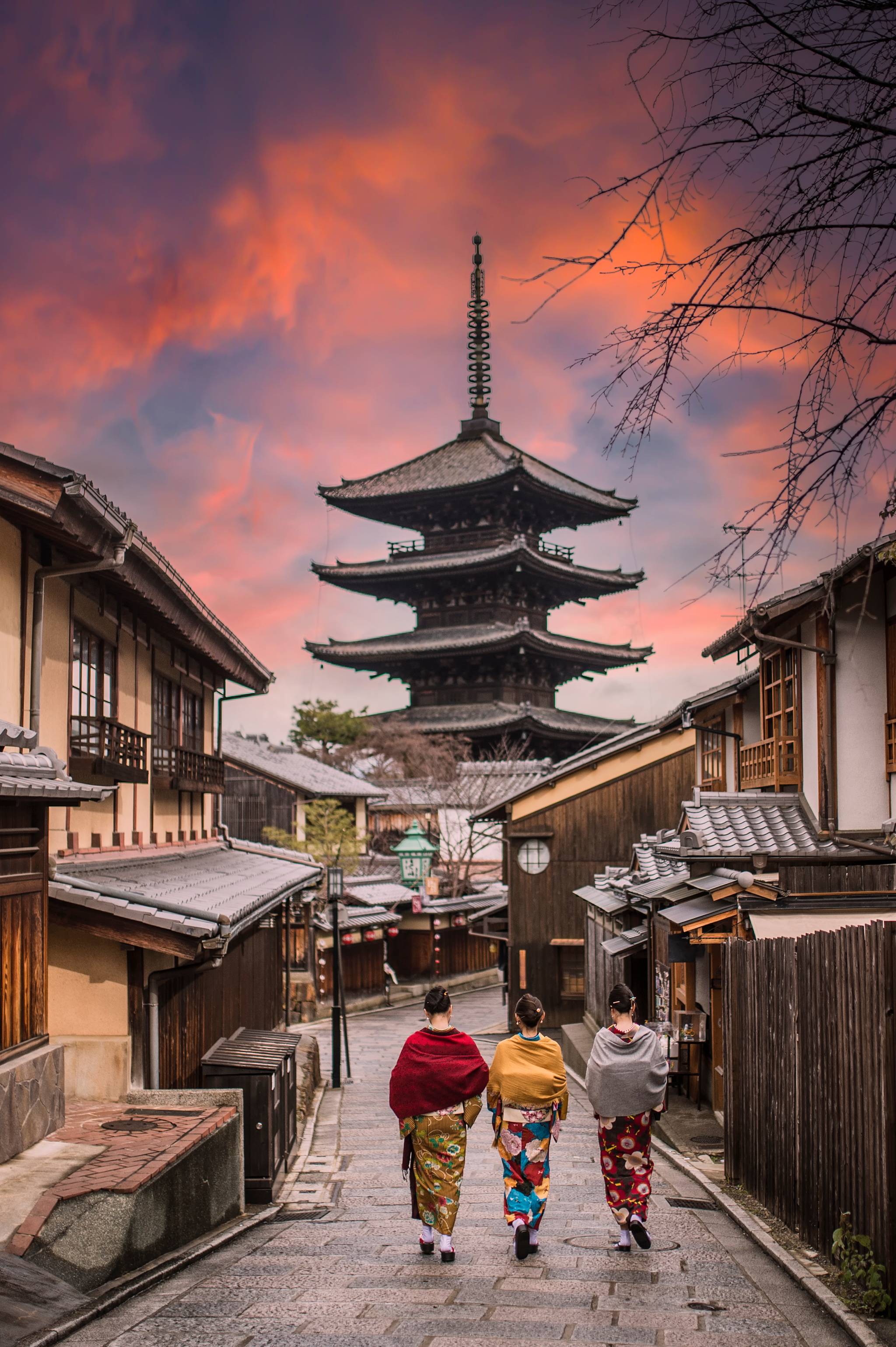 kyoto al tramonto con locali che camminano