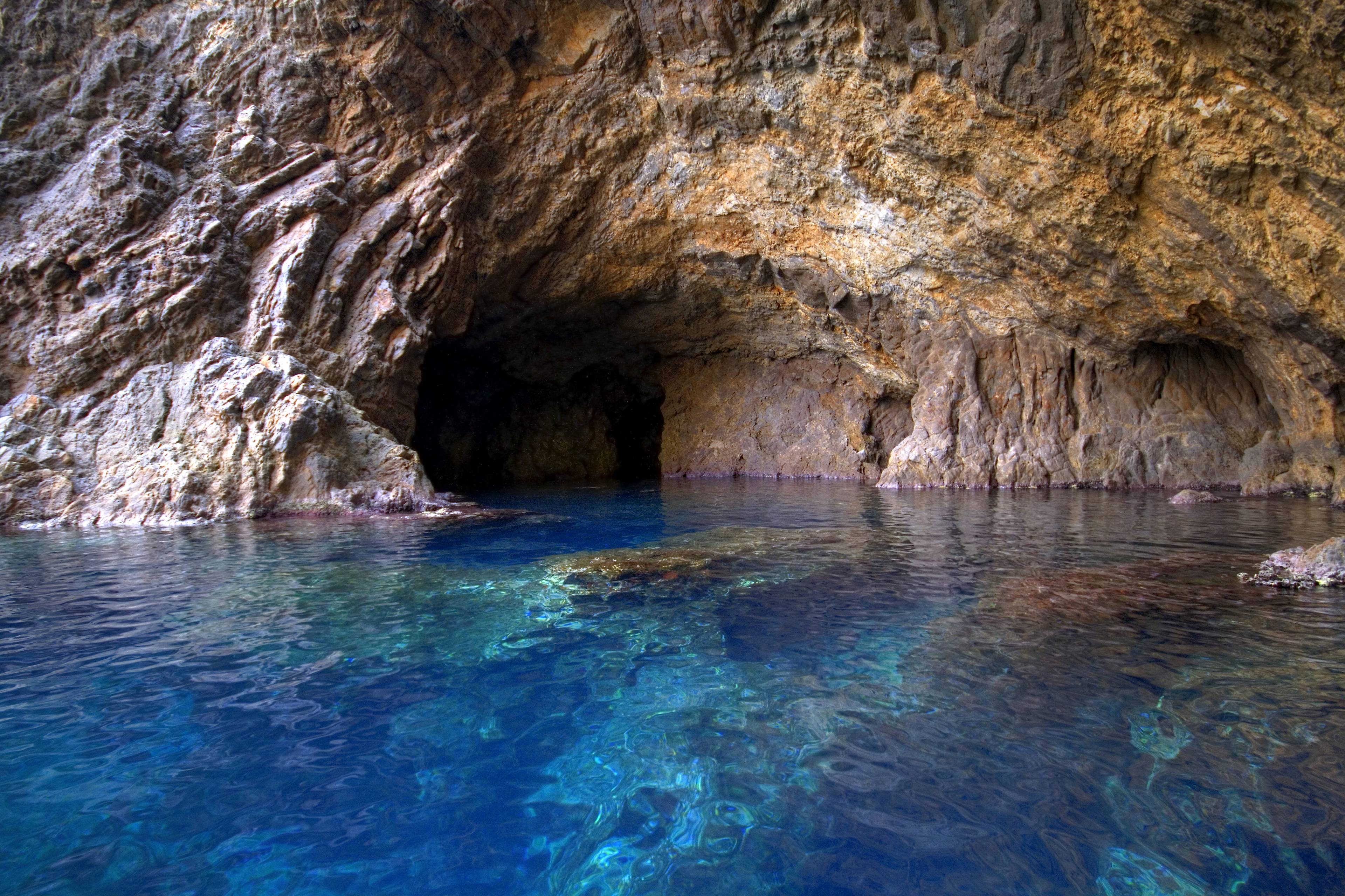 grotta con mare azzurro