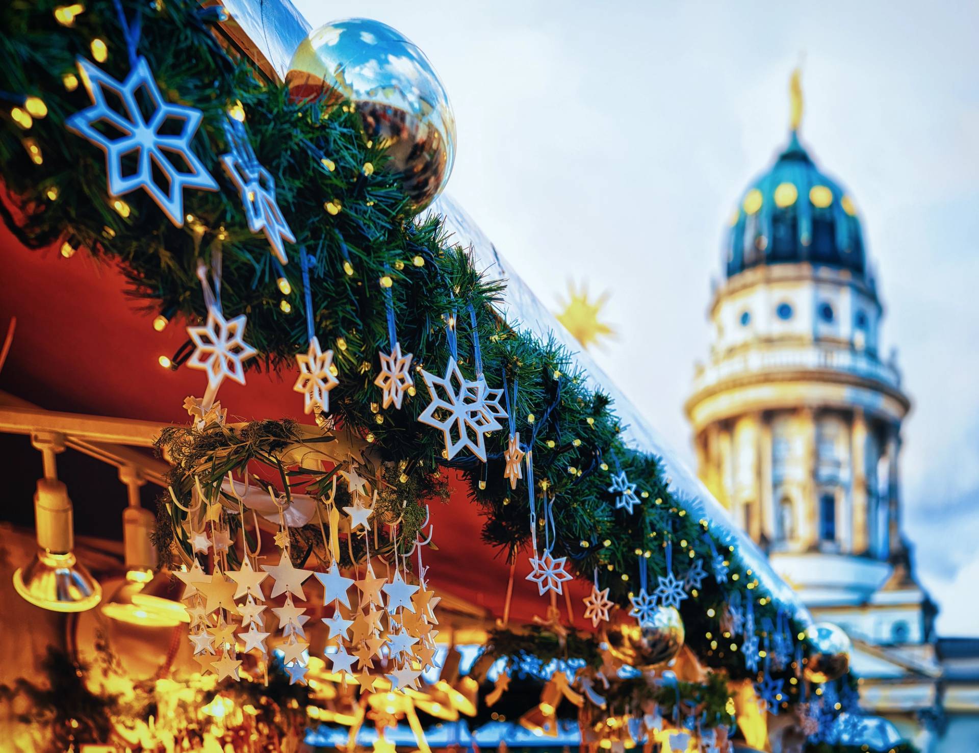mercatino di natale con chiesa sullo sfondo