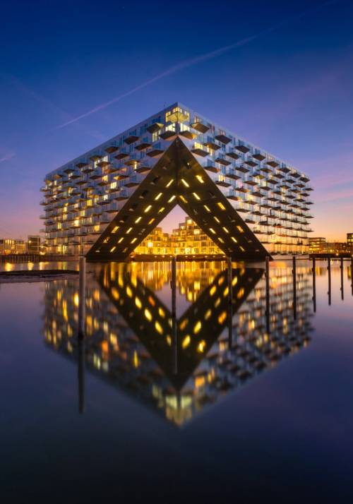 monumento illuminato di notte ad amsterdam