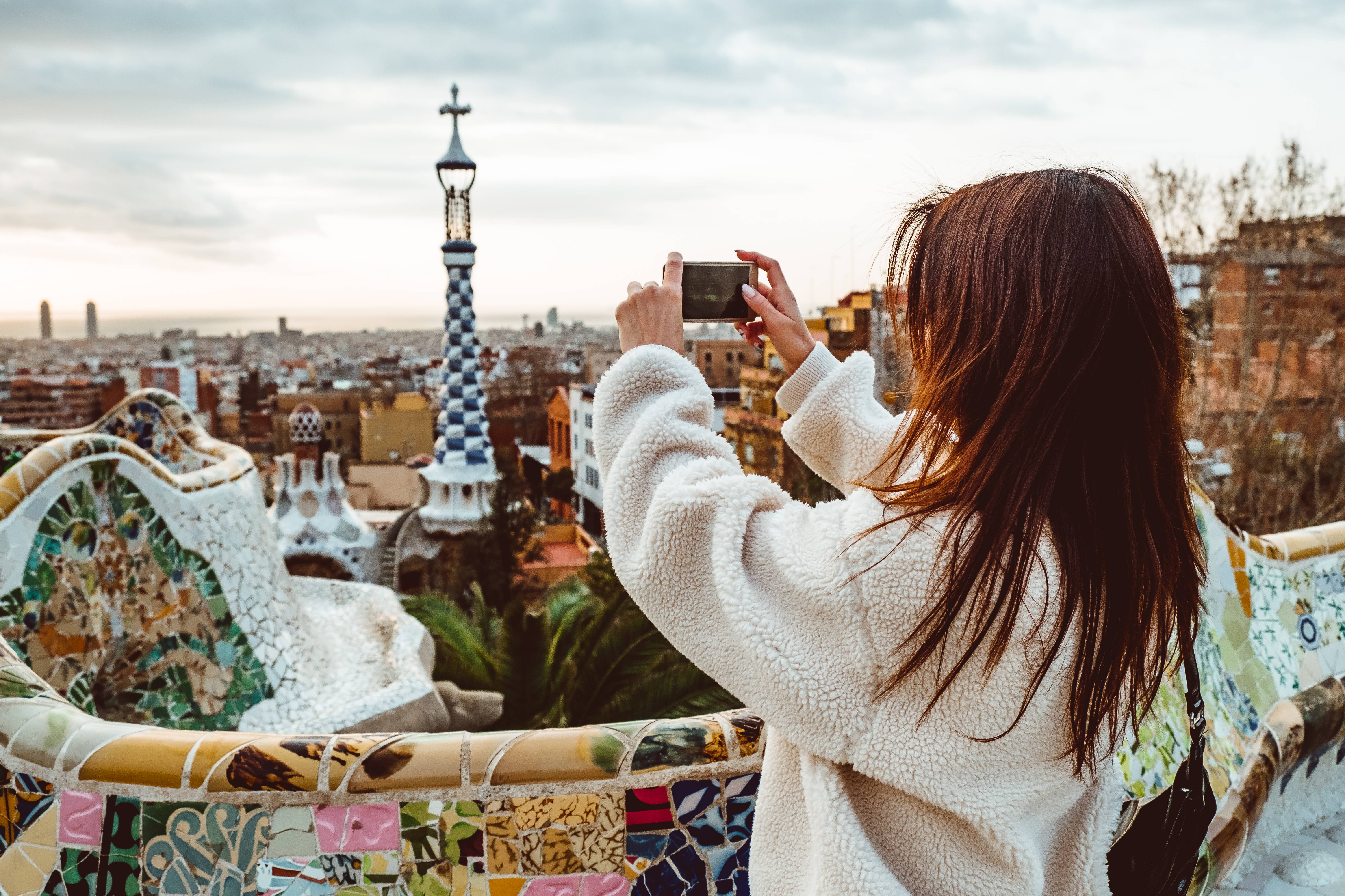 ragazza con macchina fotografica parc guell al tramonto