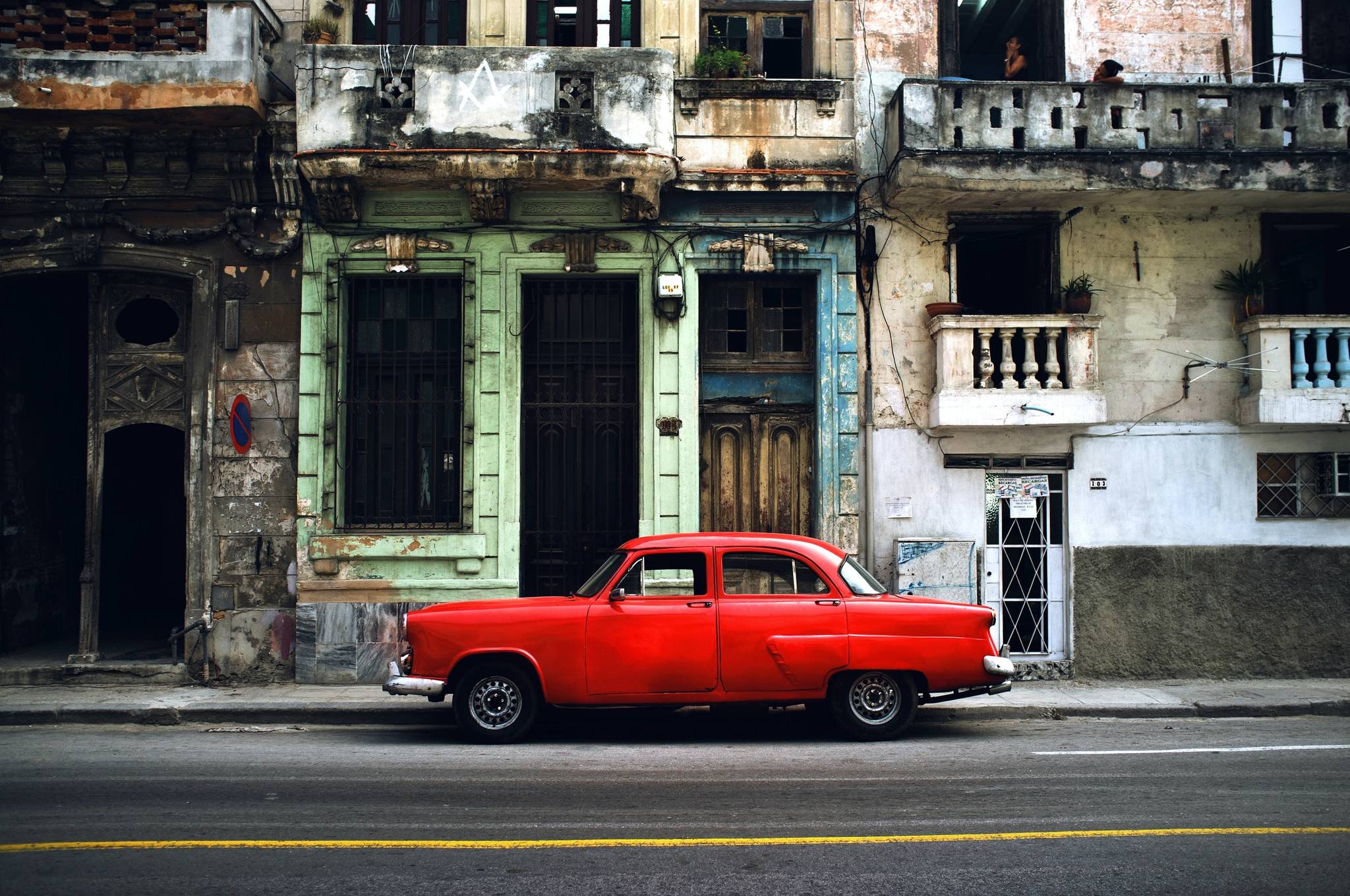 macchina d epoca fra le strade di cuba