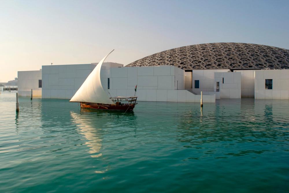 barca museo louvre di abu dhabi