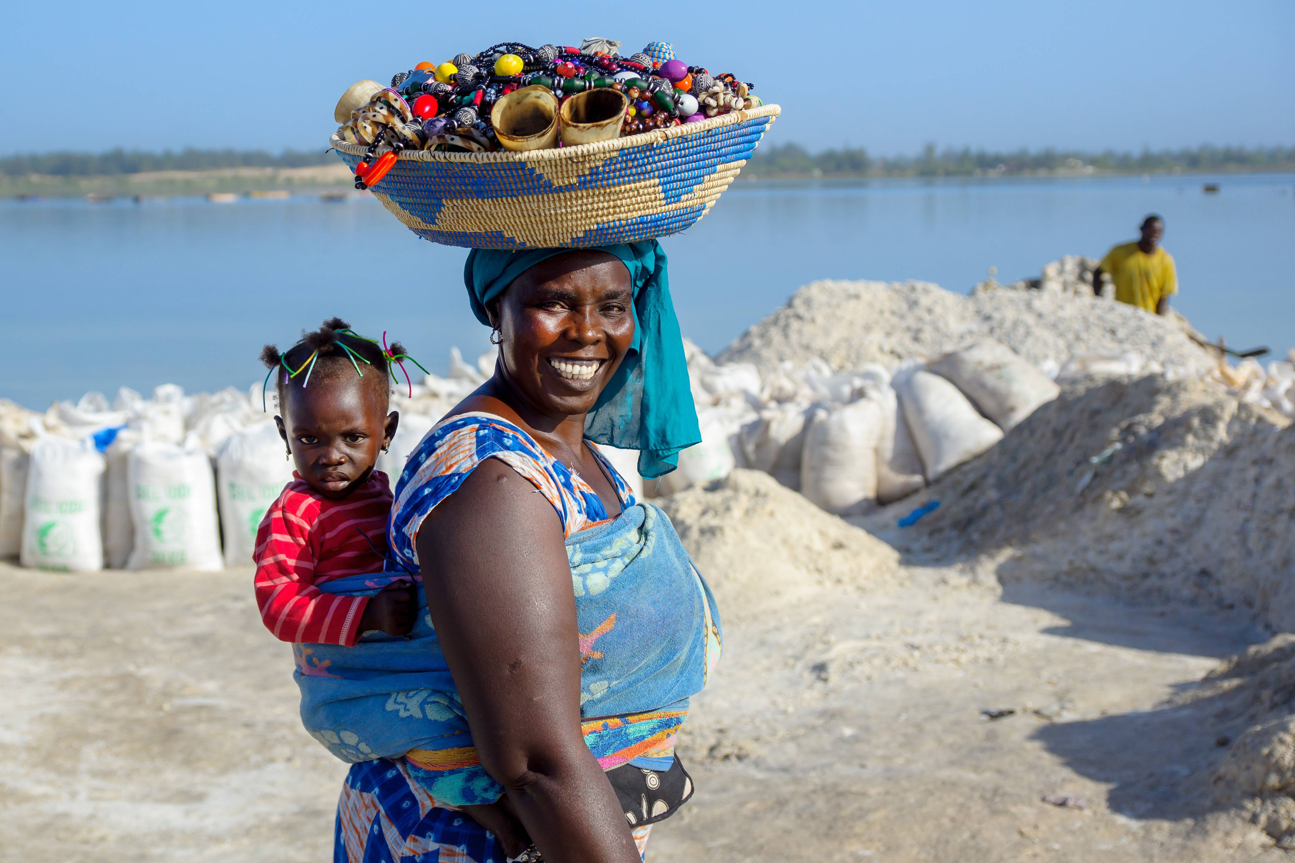 donna senegalese con bambina sulla schiena