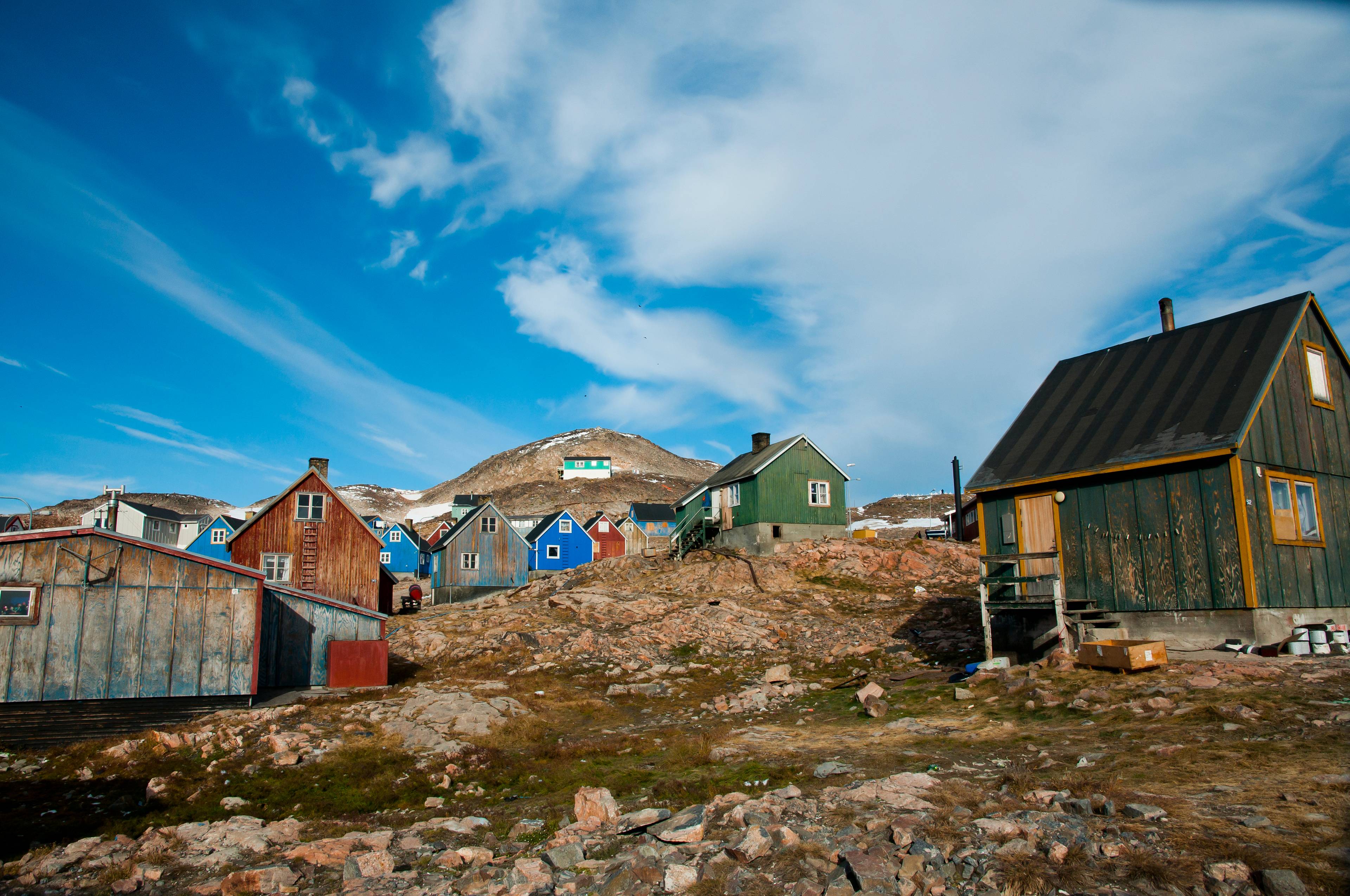 case colorate villaggio di ittoqqortoormiit in groenlandia