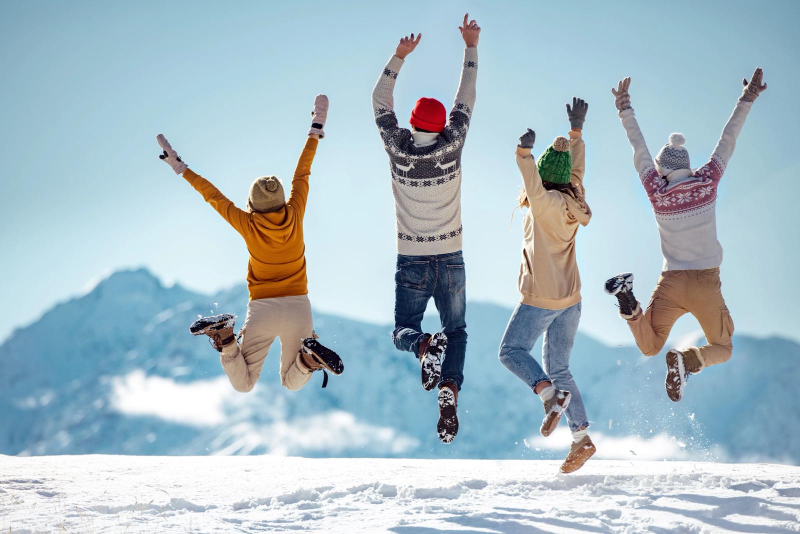 gruppo di persone con stelline sulla neve