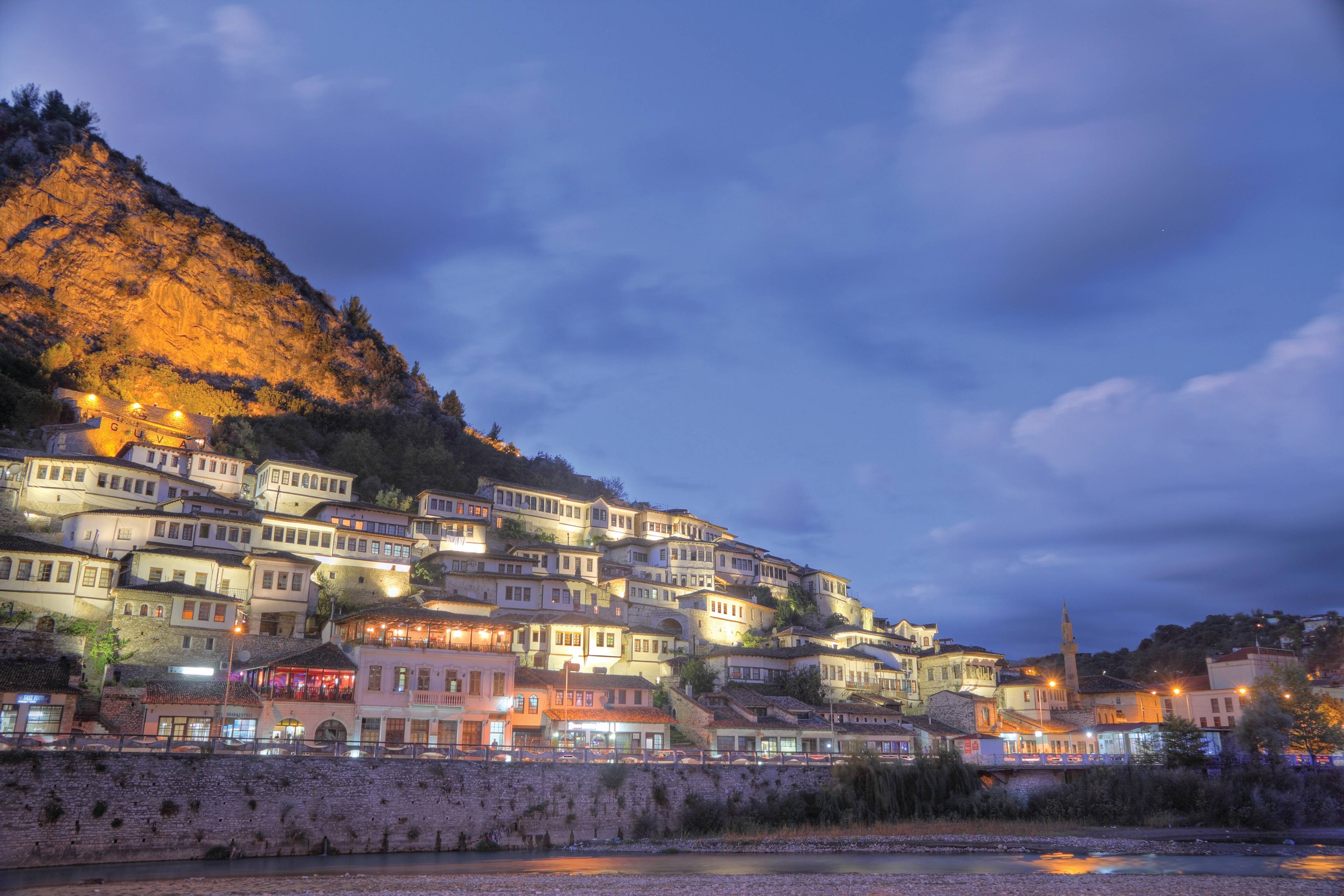 citta sulla costa in albania illuminata di sera
