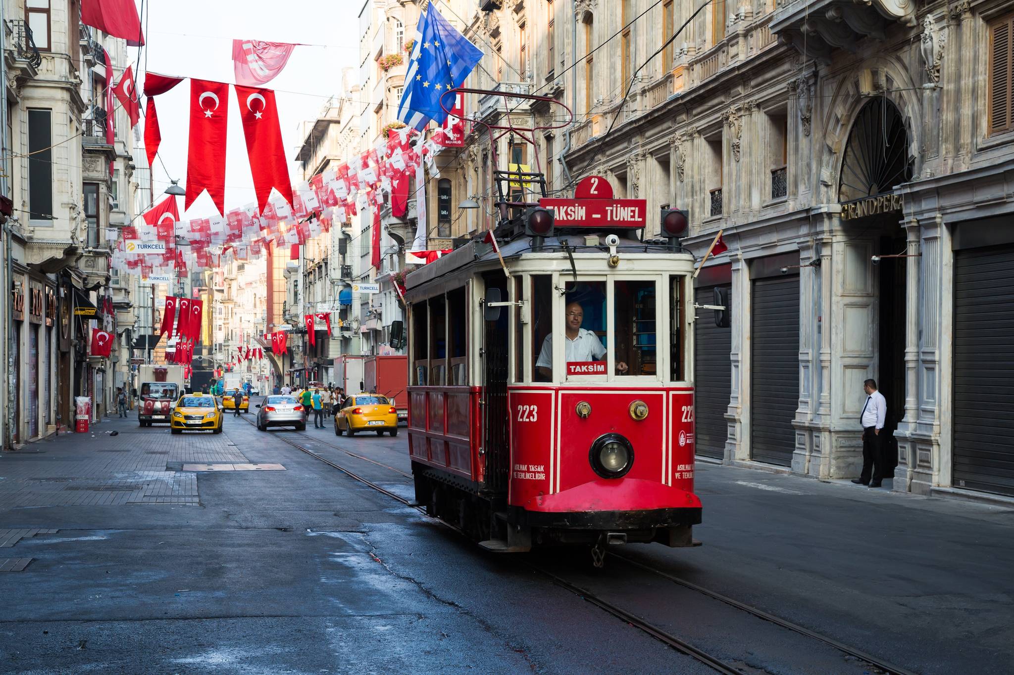 Strada di Instanbul attraversata da un tram