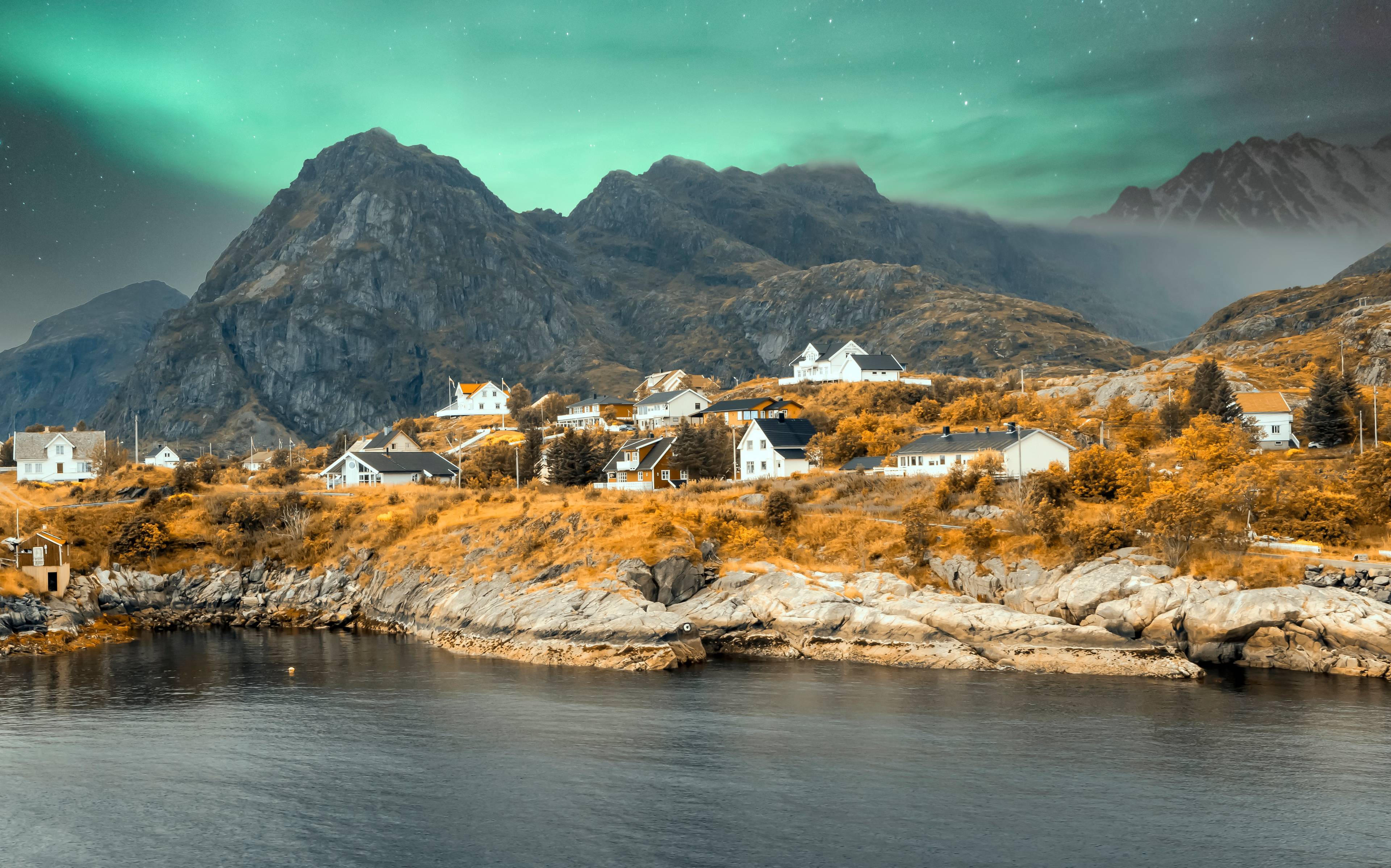 aurora boreale e case tipiche norvegesi