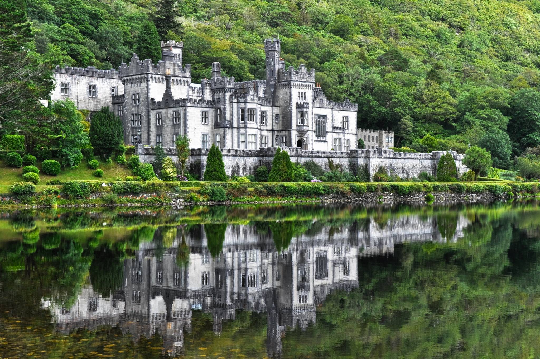 kylemore abbey riflessa nel lago