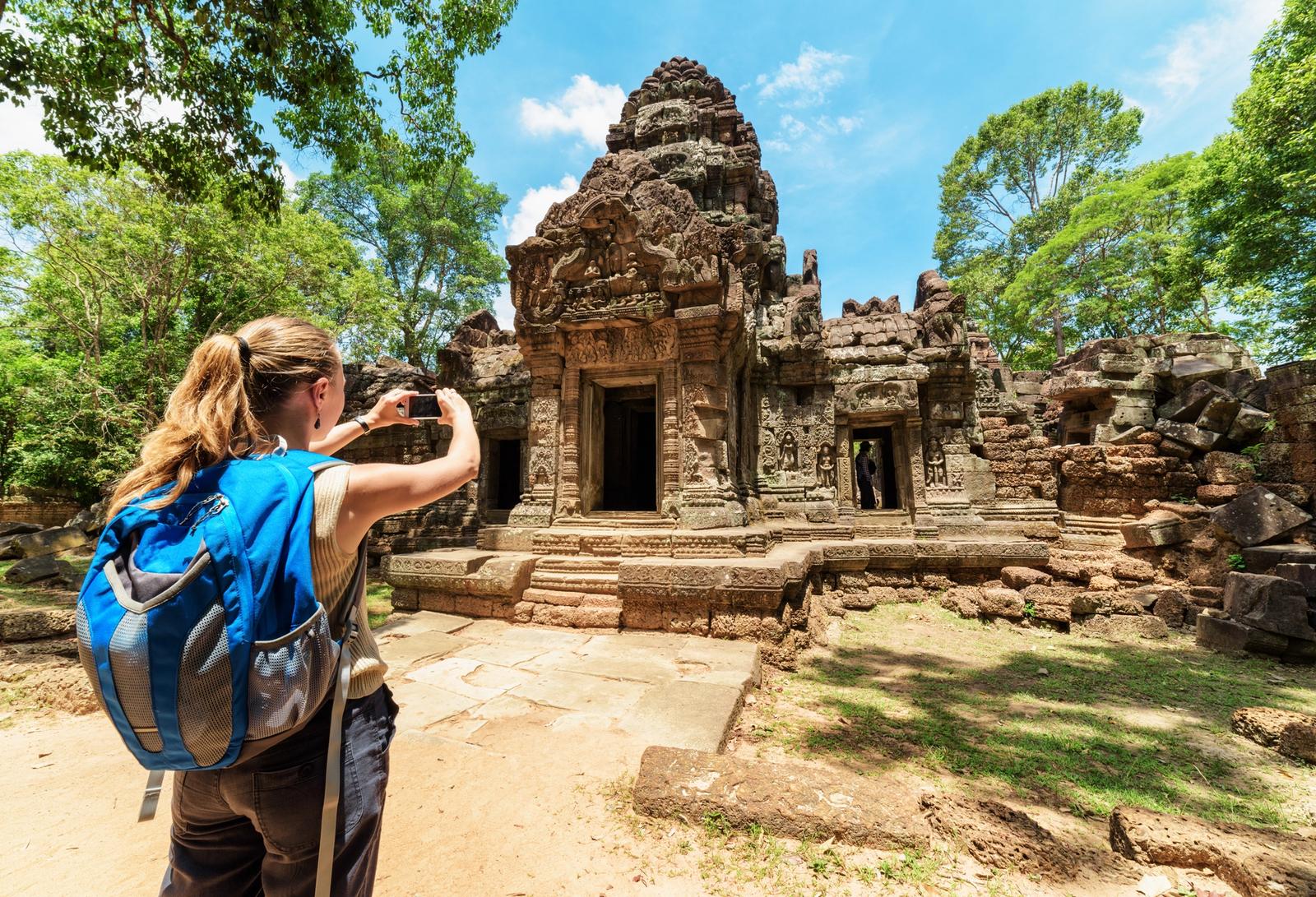 ragazza fotografa tempio in cambogia