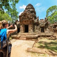 ragazza fotografa tempio in cambogia