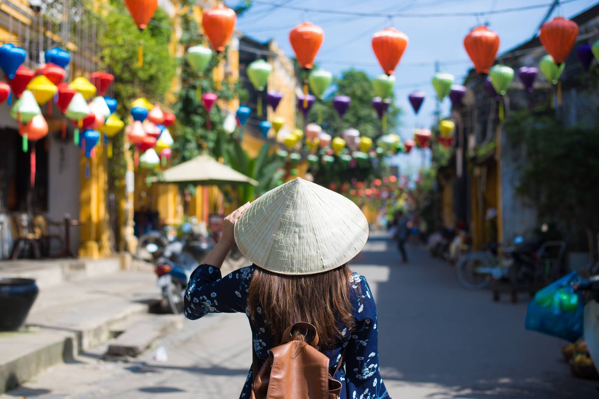 ragazza con cappello tradizionale