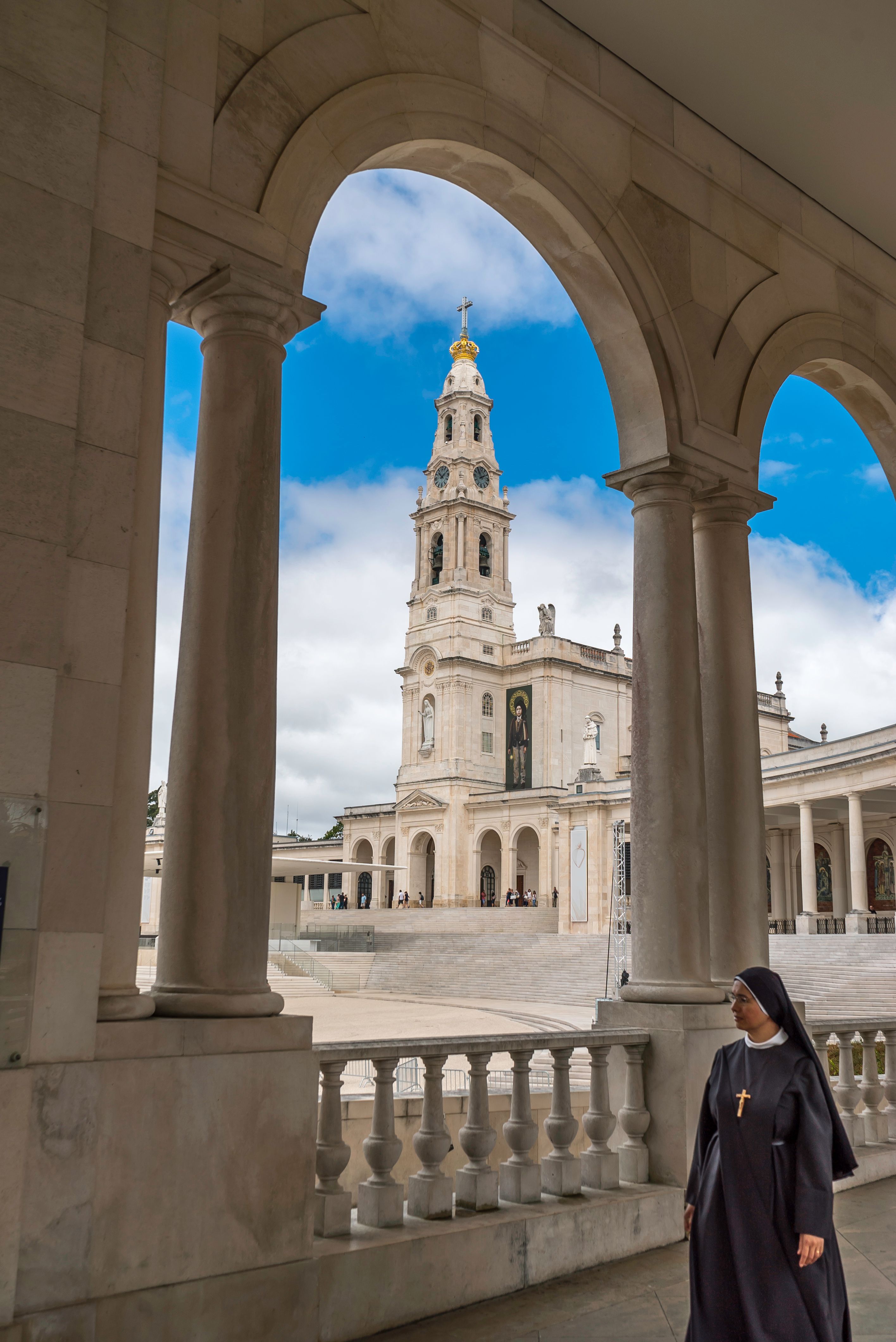 vista tra gli archi di una chiesa a fatima