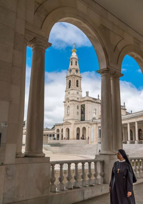 vista tra gli archi di una chiesa a fatima