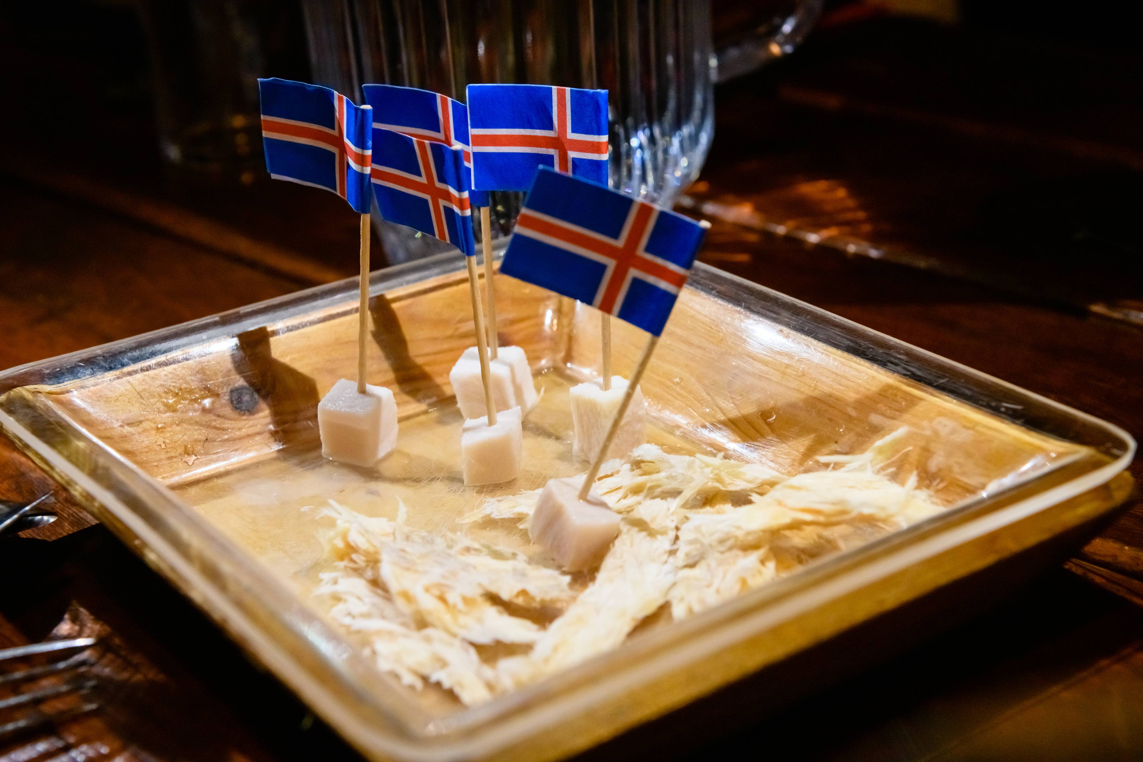 hakarl con bandiera islandese