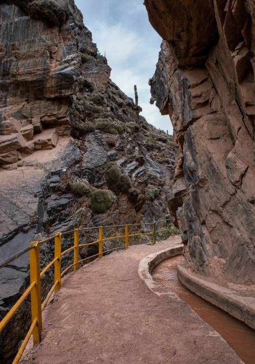percorso tra le rocce in argentina