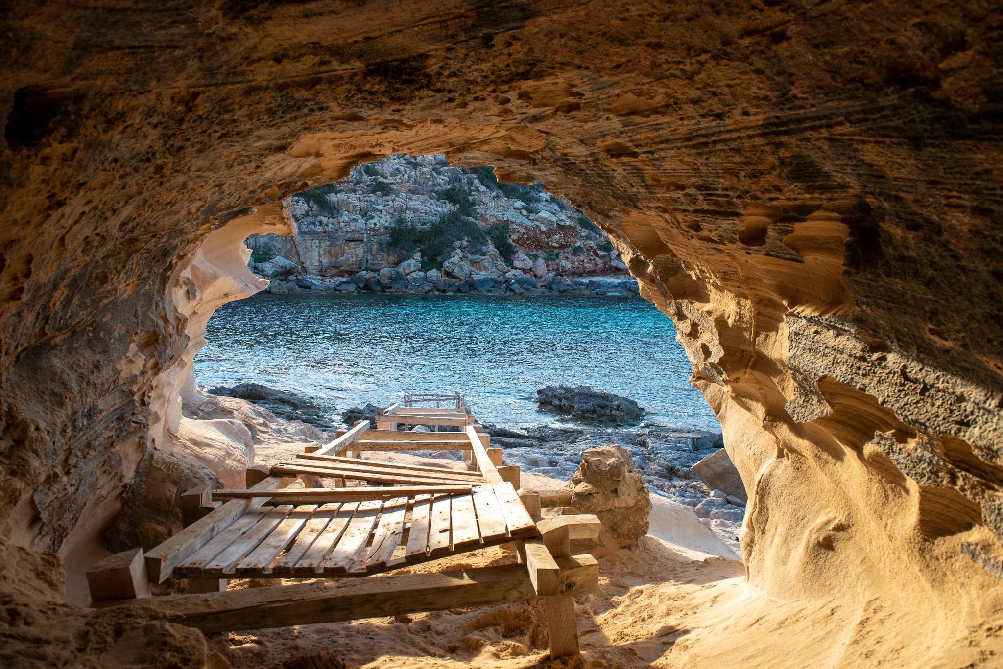 vista del mare da una grotta