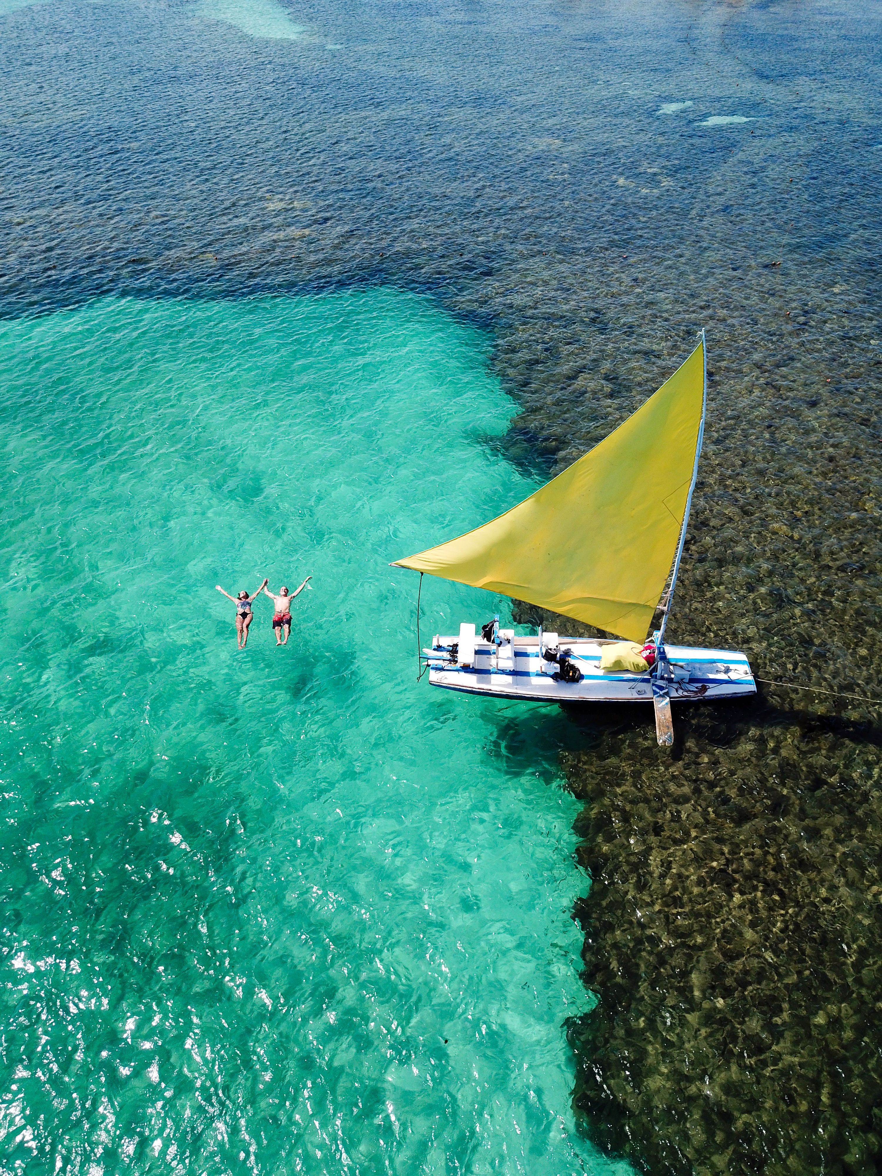 barca a vela in mezzo al mare in brasile
