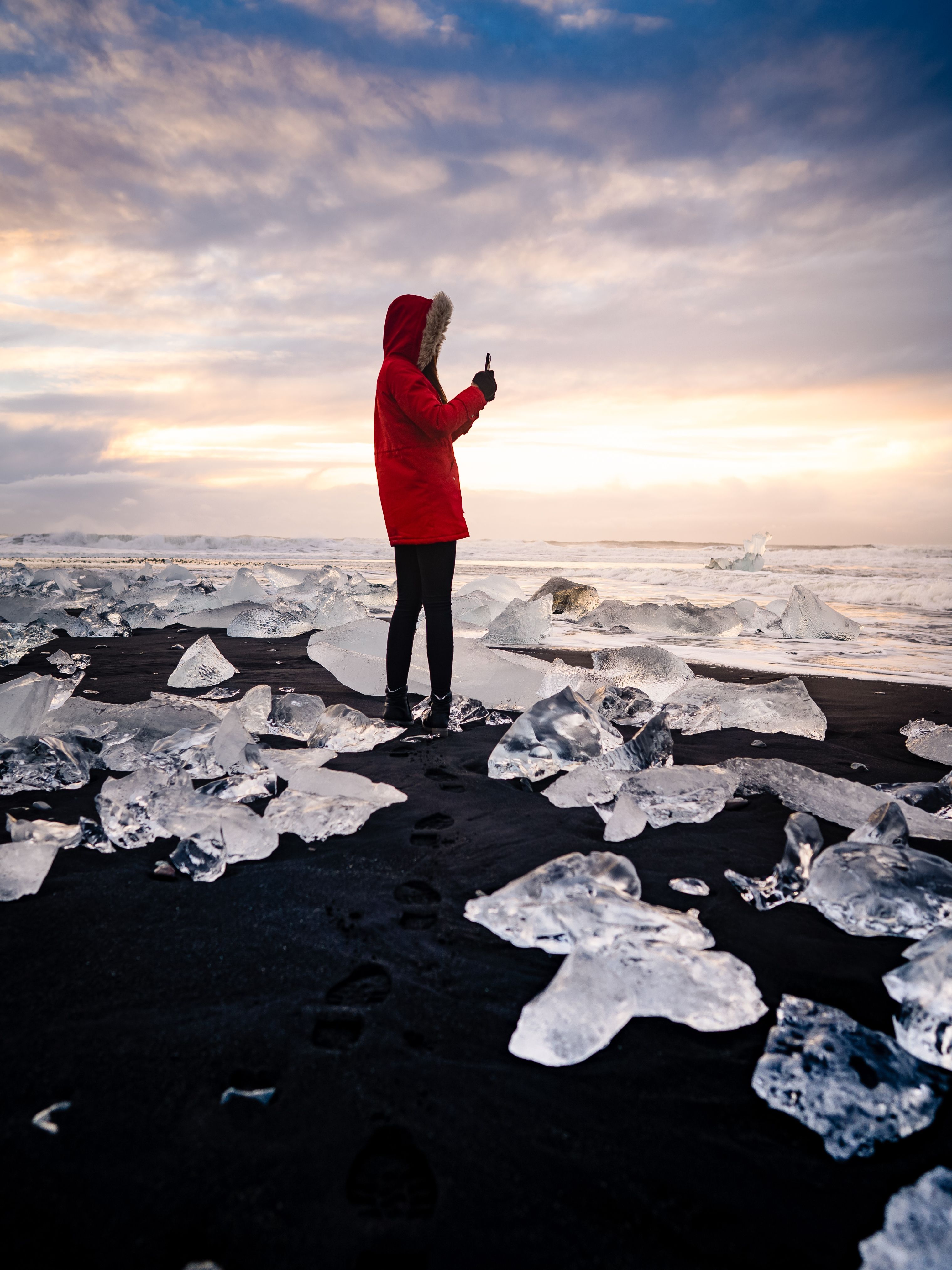 turista scatta fotografia ghiacciaio jokulsarlon islanda