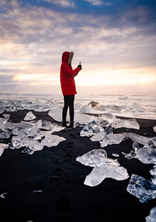 turista scatta fotografia ghiacciaio jokulsarlon islanda