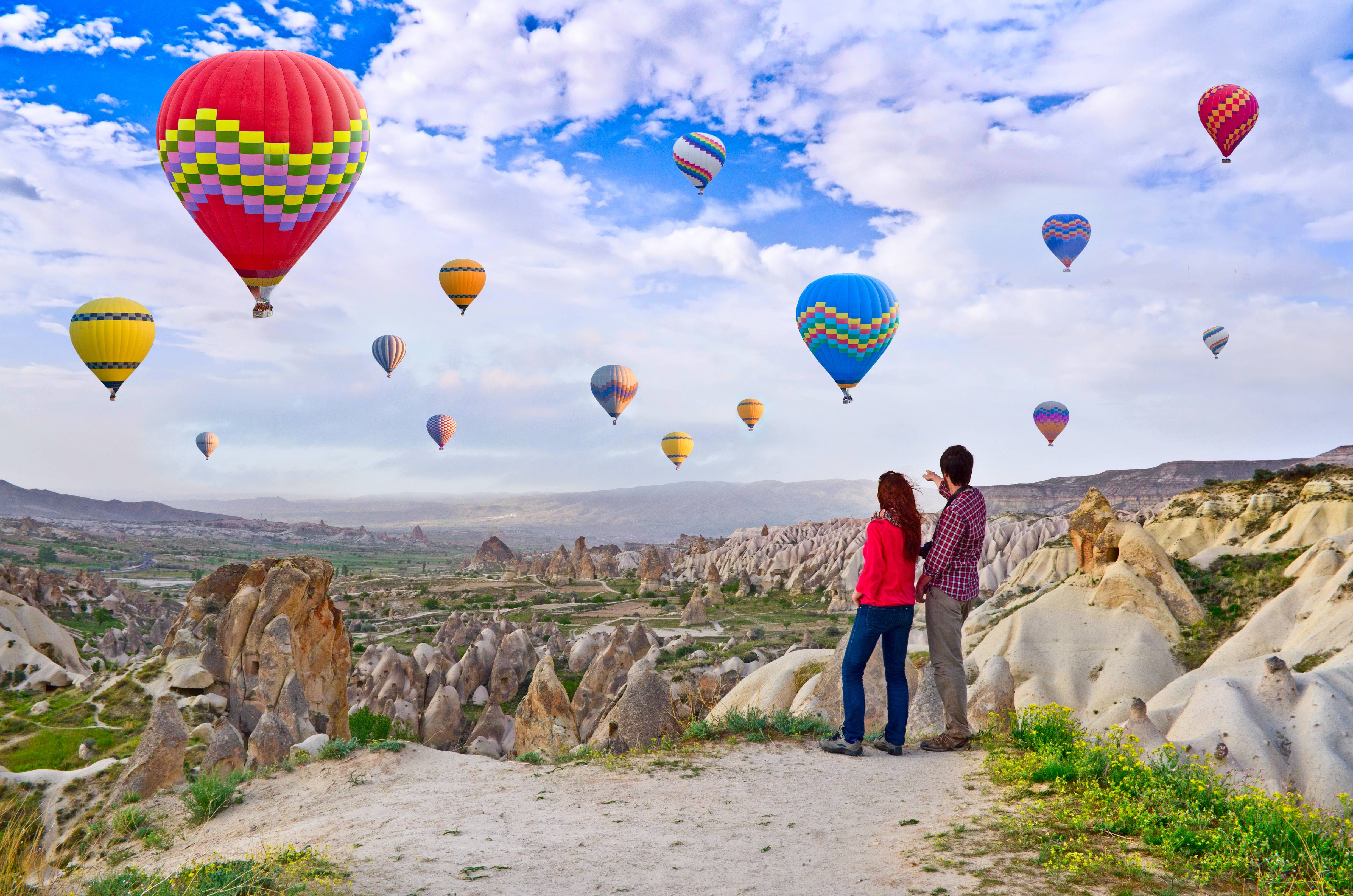 coppia che guarda le mongolfiere in cappadocia