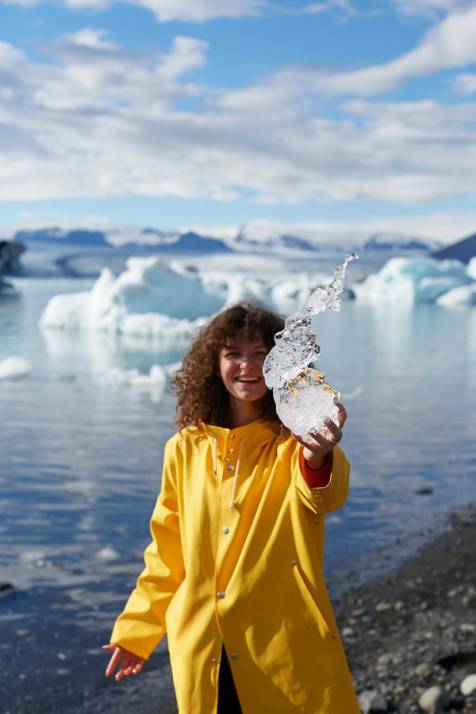donna scatta fotografia ghiacciaio jokulsarlon islanda