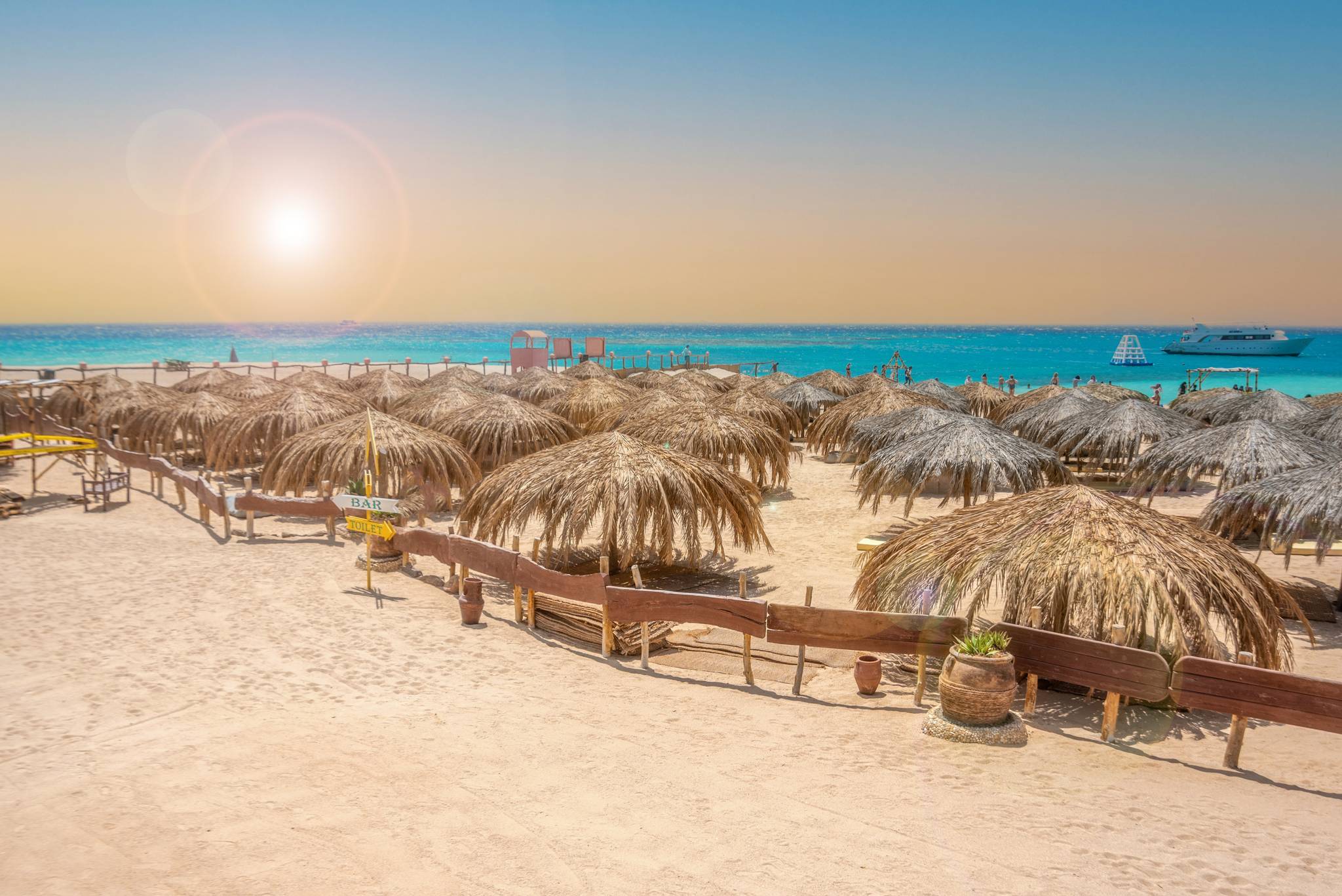 spiaggia con ombrelli in paglia