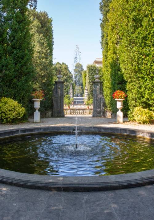 garden fountain lucca