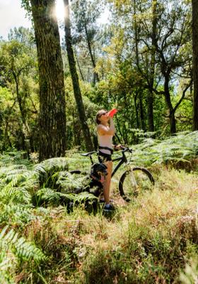 donna in bicicletta nella foresta