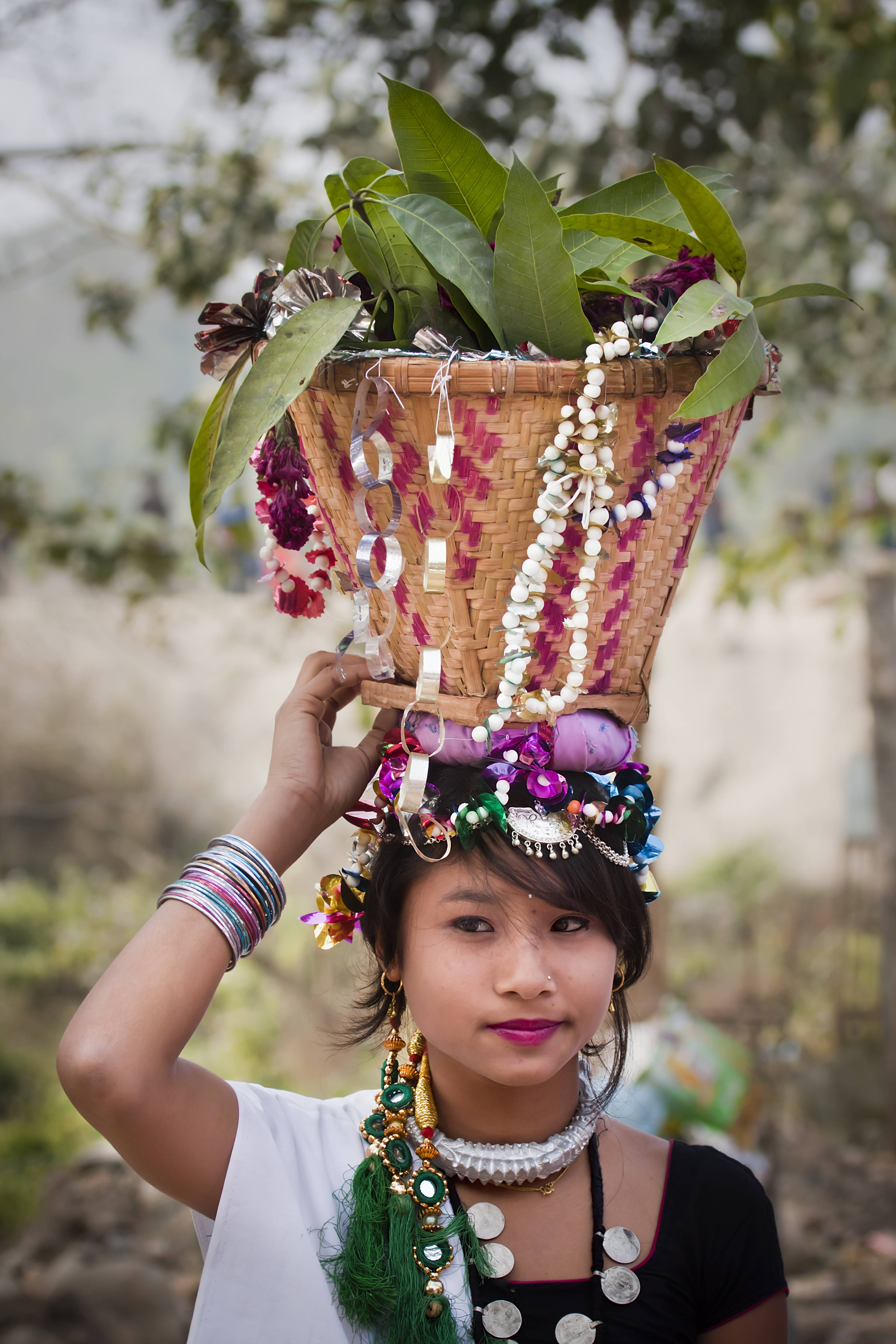 ragazza con cesto di verdure in testa a chitwan