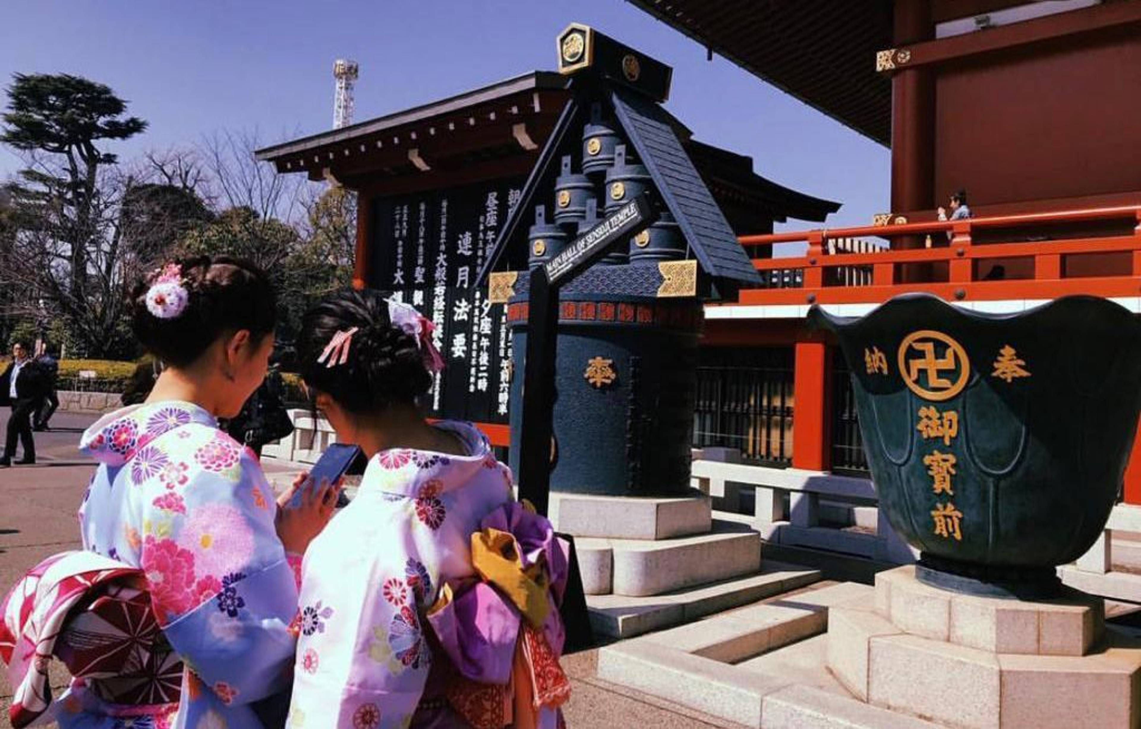 donne giapponesi vestite con abiti tradizionali per le strade di tokyo