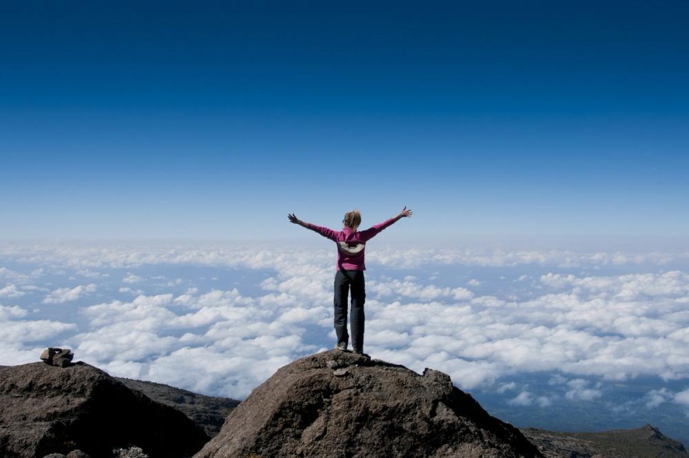 persona in cima al kilimangiaro