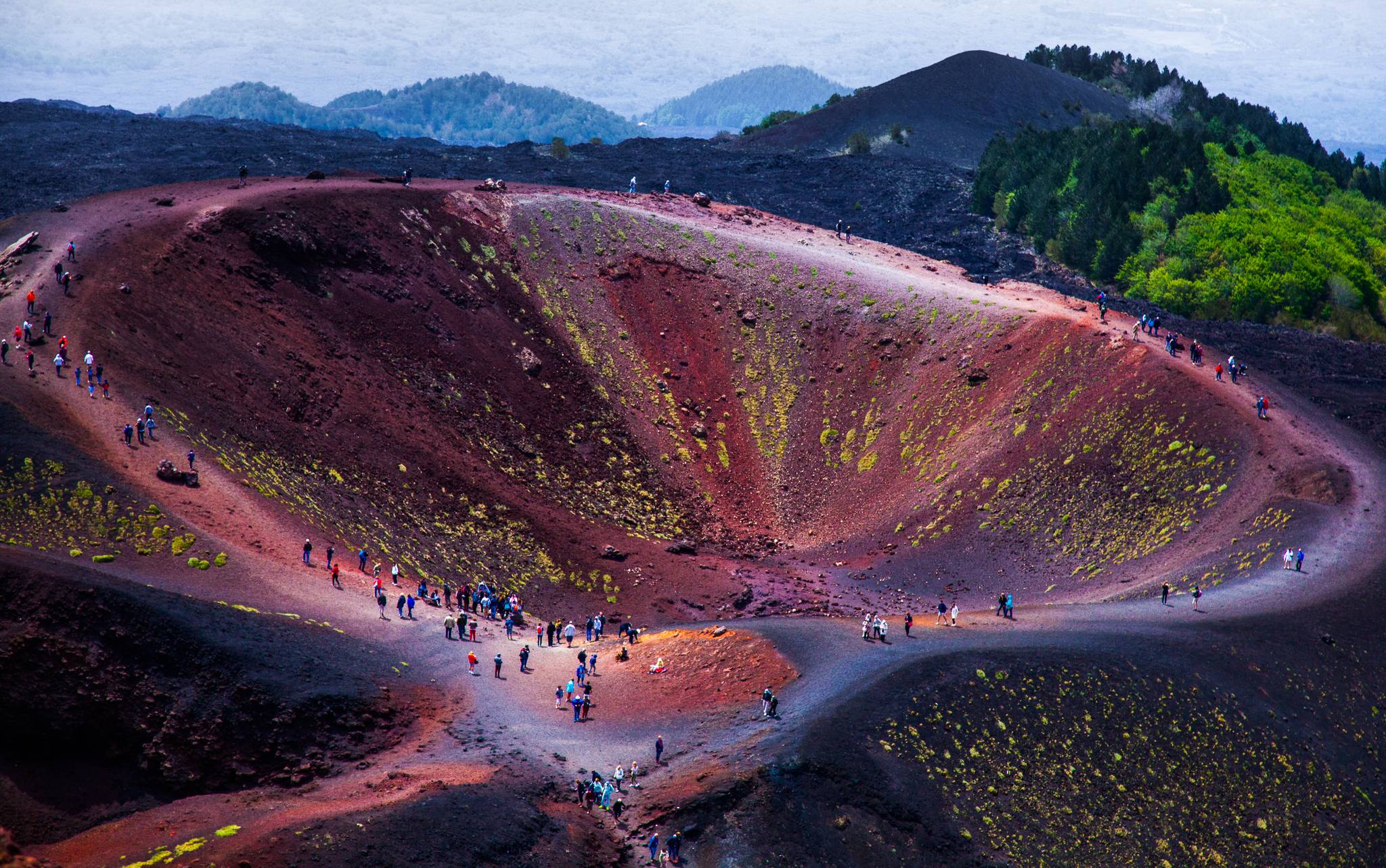persone sul vulcano etna sicilia italia