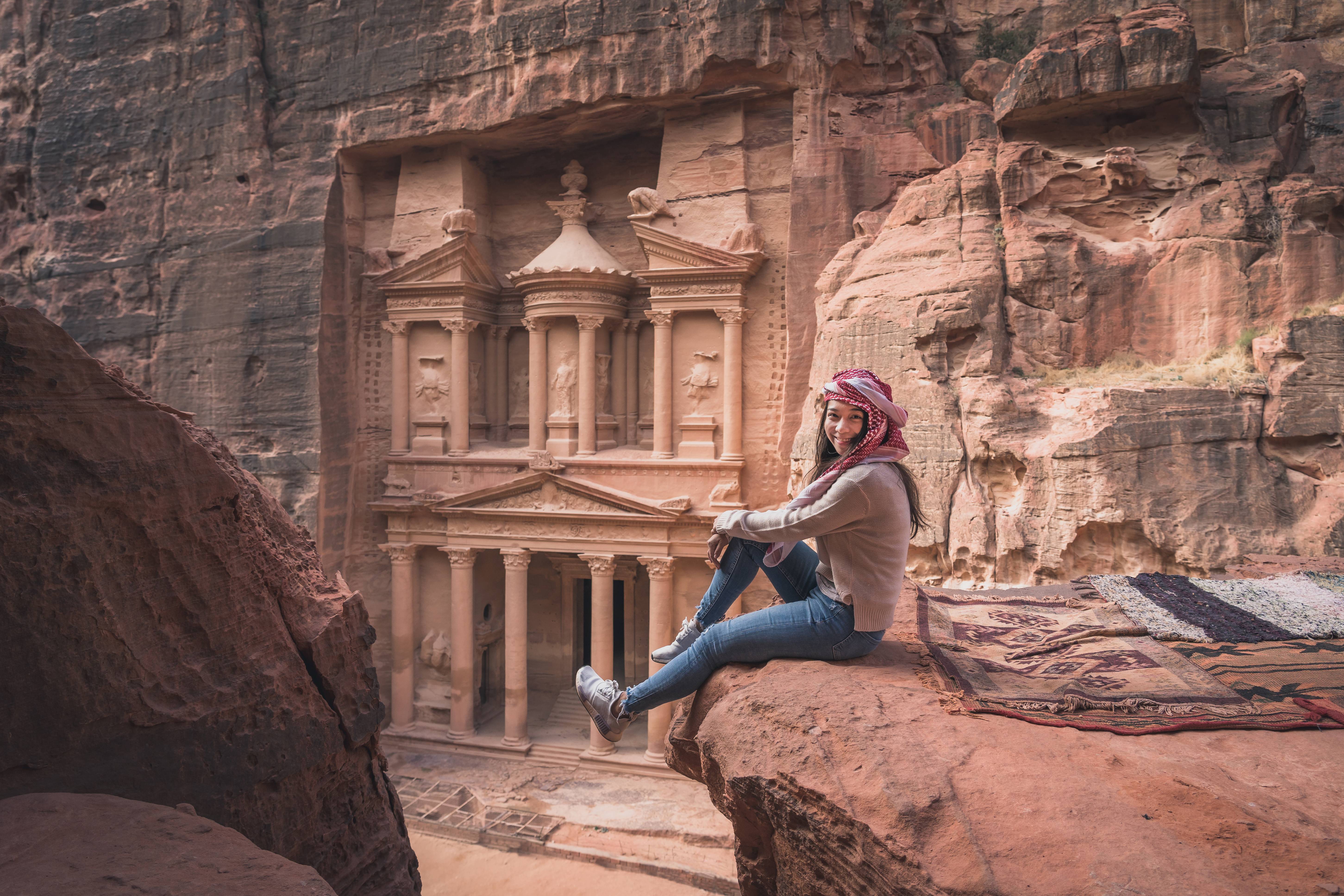 donna a petra con turbante tradizionale