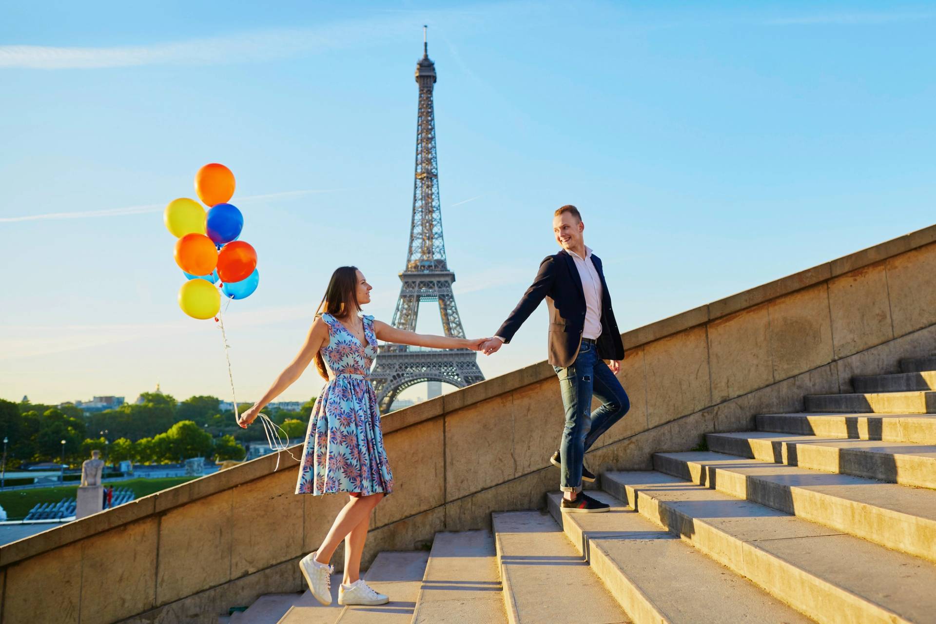 coppia in viaggio a parigi