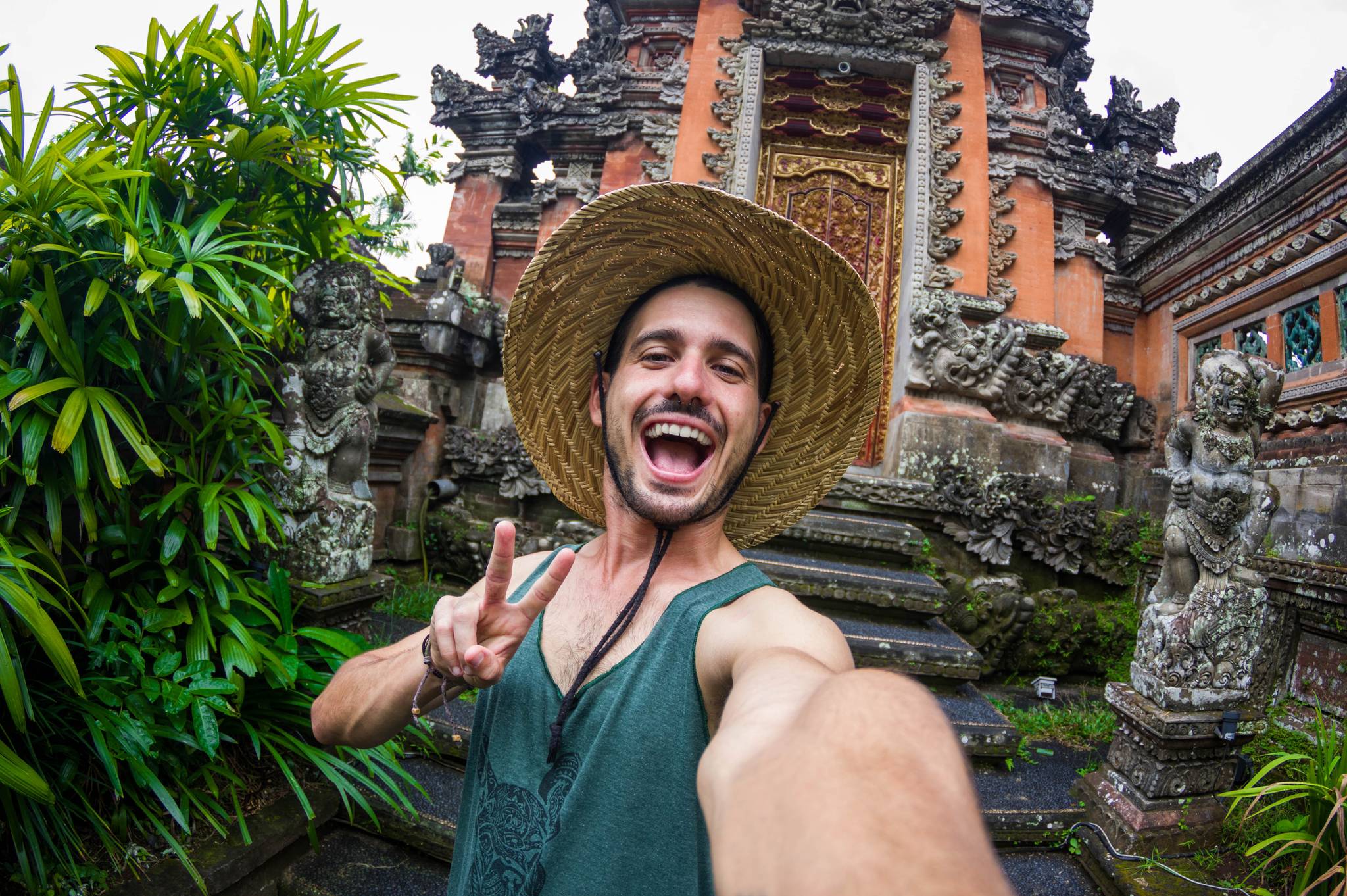 ragazzo in viaggio nel sud est asiatico con cappello tradizionale