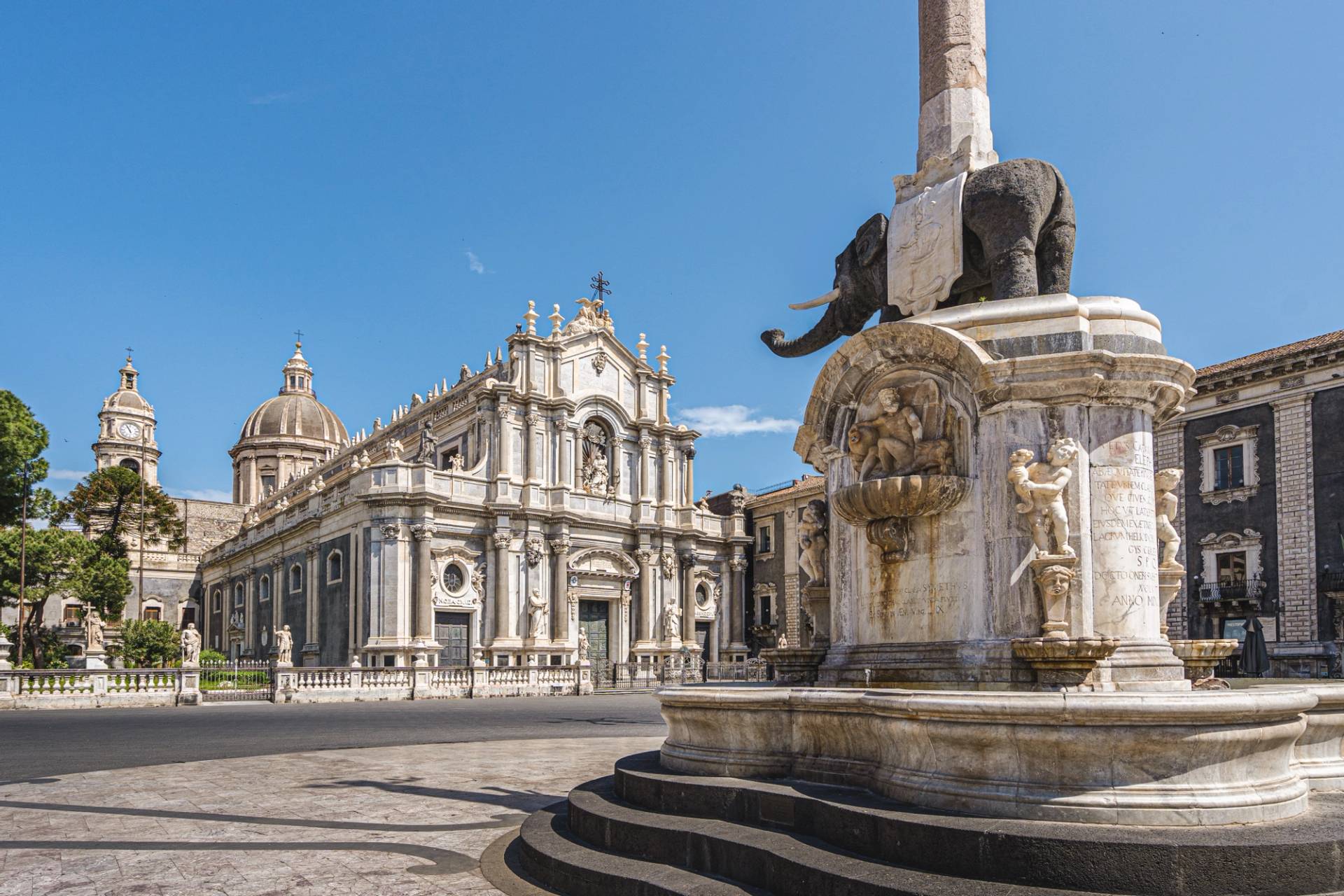 piazza duomo con statua di elefante catania