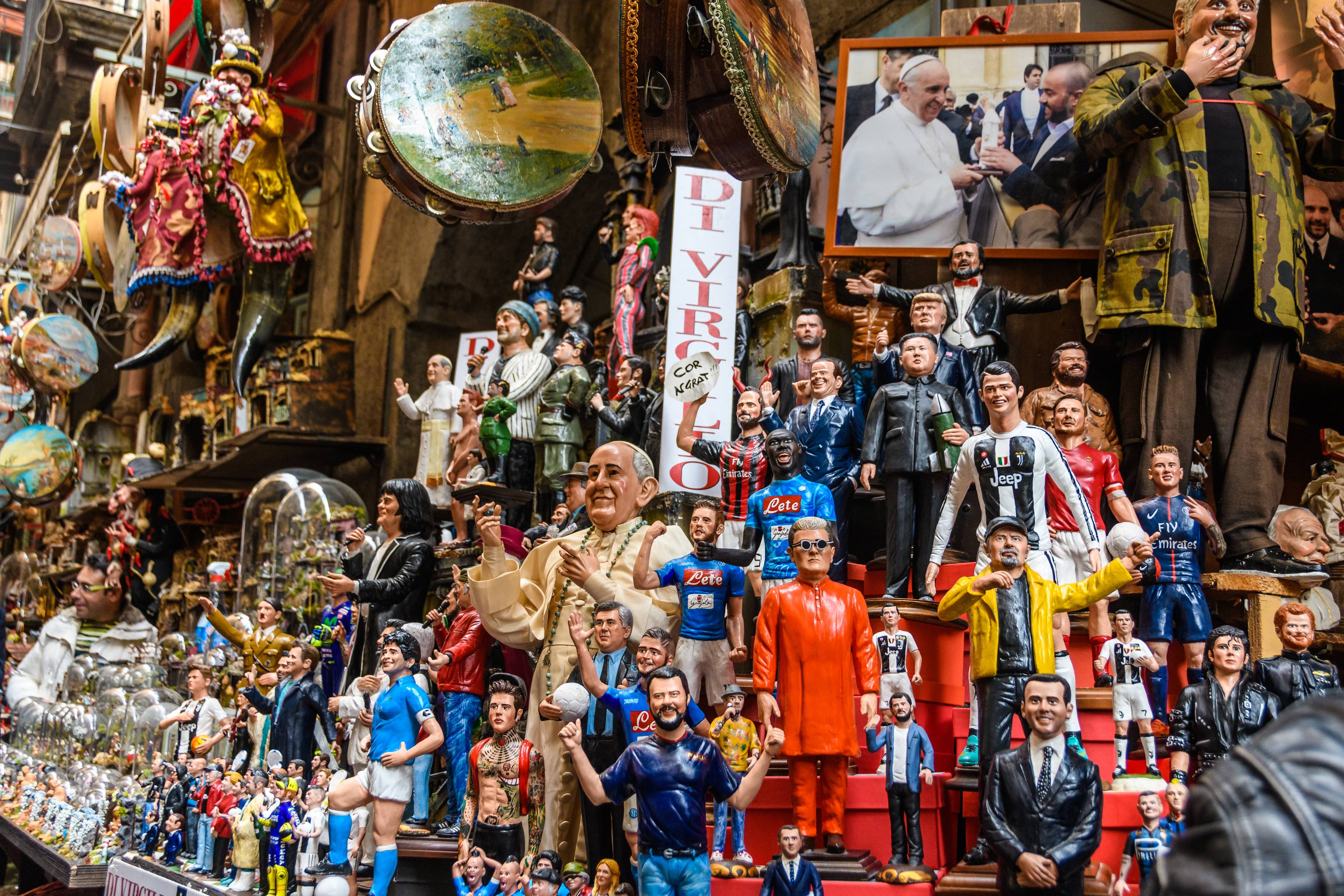 bancherella di statuette nella via dei presepi a napoli