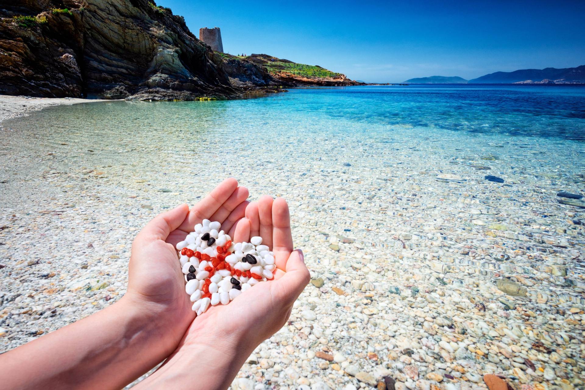 bandiera sarda fatta con i ciottoli della spiaggia in sardegna