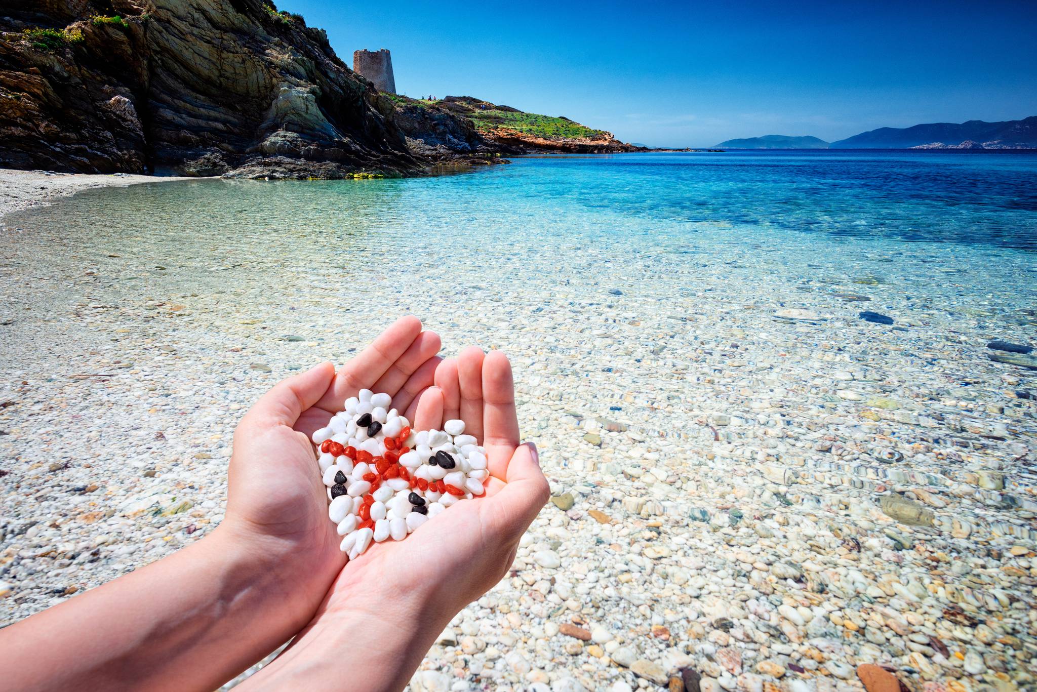 bandiera sarda fatta con i ciottoli della spiaggia in sardegna