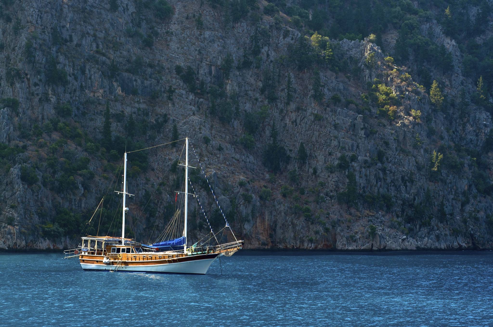 Barca caicco in mezzo al mare