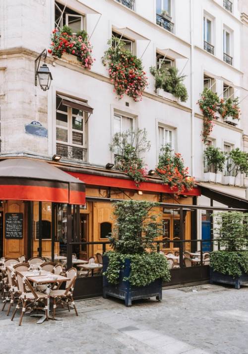 tipico cafè di parigi con tavolini all'aperto